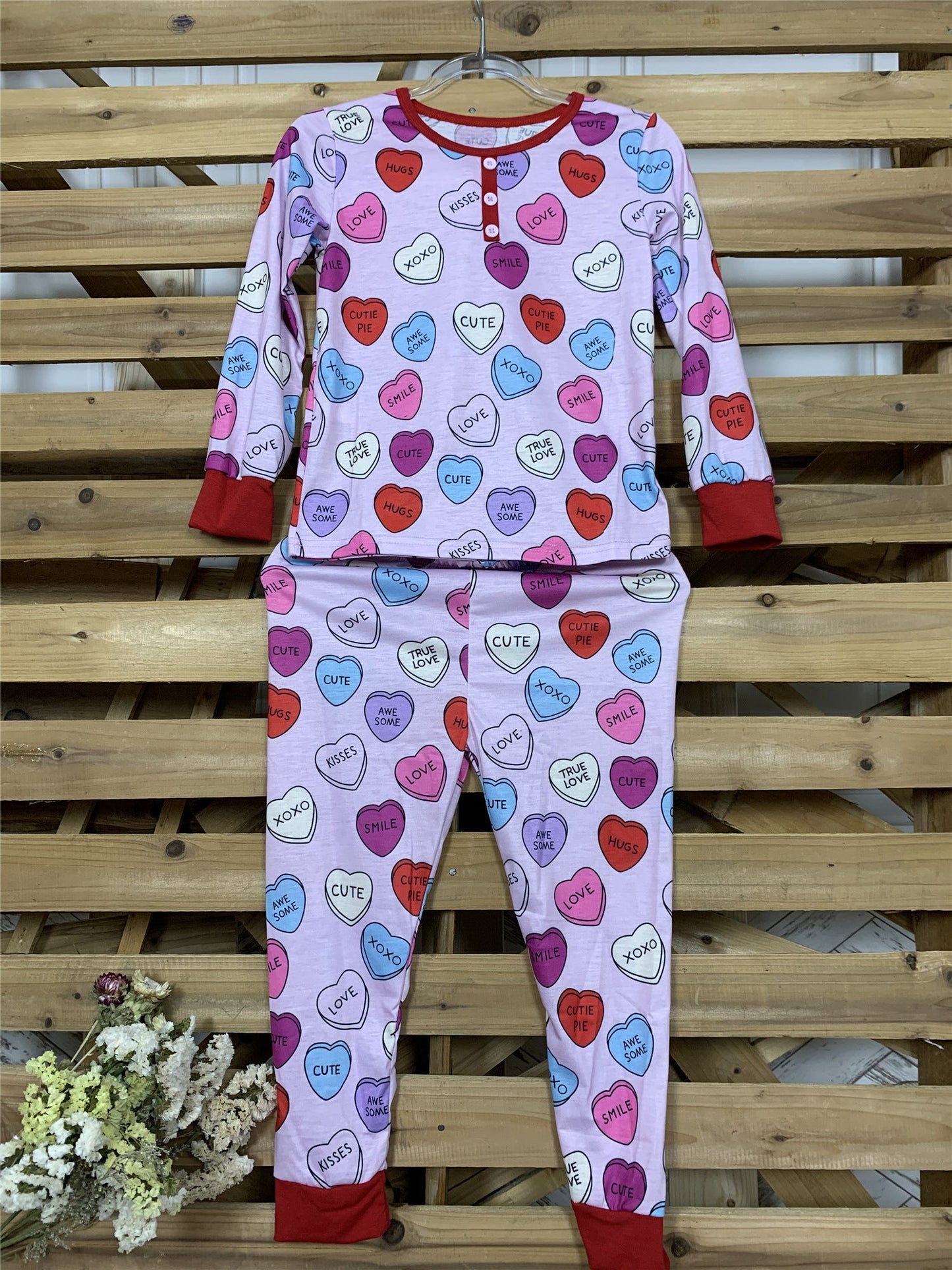 Adorable family matching heart print pyjamas with long-sleeve T-shirt and trousers, perfect for Valentine’s Day.